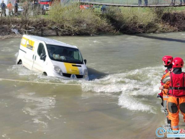 Myscowa: Samochód dostawczy utknął na środku rzeki [ZDJĘCIA,WIDEO] 