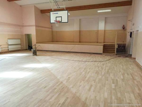 Trwają prace remontowe posadzki sali sportowej w budynku szkoły podstawowej w Kątach.